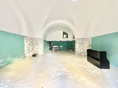 Foto Negozio in Via Vittorio Emanuele  182, Paternò di 75 m² con 2 locali