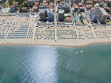 Foto Hotel a Rimini di 1080 m² con 32 locali in vendita