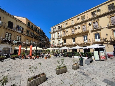 Foto Attività commerciale in Piazza Rivoluzione, Palermo Kalsa di 120 m²