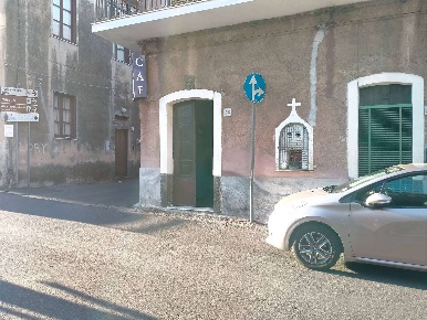 Foto Negozio a Trecastagni Centro Storico di 105 m² con 4 locali in vendita