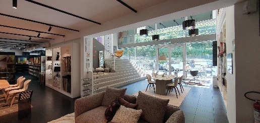 Foto Attività commerciale in via innsbruk  29, Bolzano Colle di 1110 m²