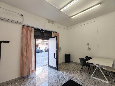Foto Negozio a Monterotondo Monterotondo Scalo di 25 m² con 1 locali