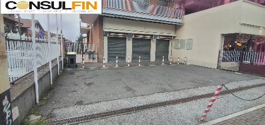 Foto Negozio in VIA DI MORENA  105, Ciampino di 270 m² con 3 locali