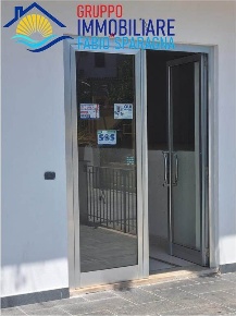 Foto Negozio in PIAZZA COMPASSO, Cellole Centro di 85 m² con 4 locali