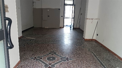 Foto Negozio a Vado Ligure Vado Centro di 35 m² con 1 locali in affitto