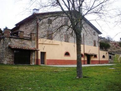 Foto Agriturismo a Gubbio Centro di 450 m² con 15 locali in vendita