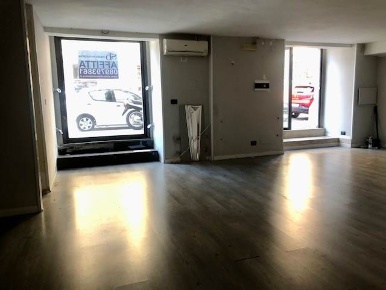 Foto Negozio in Via Arturo de Felice 2, Salerno Centro di 41 m² in affitto