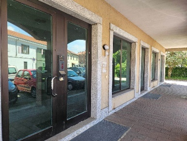Foto Locale commerciale in Via Pavia, Abbiategrasso di 413 m² in vendita