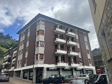 Foto Attività commerciale in Via Bassi, Sondrio Centro di 129 m² in vendita