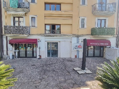 Foto Attività commerciale in Via San Pompilio Pirrotti, Avellino di 180 m²