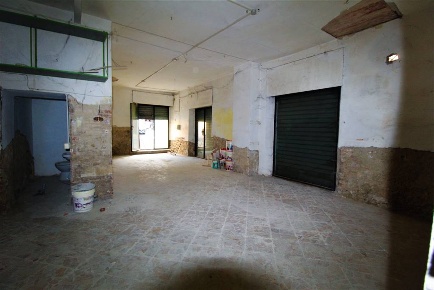 Foto Locale commerciale a Poggibonsi Staggia di 100 m² con 2 locali