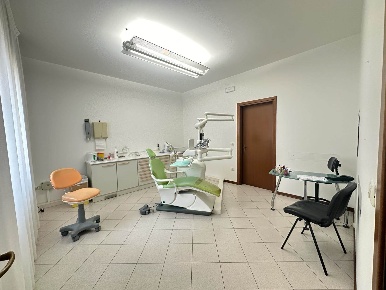 Foto Attività commerciale a Chioggia Sottomarina di 110 m² con 10 locali