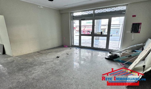 Foto Locale commerciale a Cosenza Panebianco - Tribunale di 86 m²