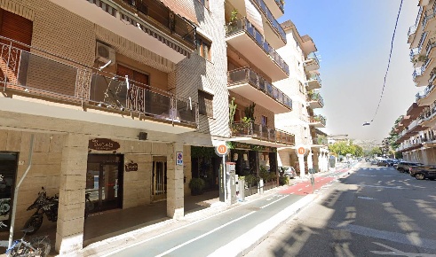 Foto Negozio in VIA G M BOSCO  29, Caserta Corso Trieste di 130 m²