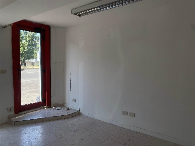 Foto Negozio in Via Emilia Ovest  514-516, Modena San Cataldo di 21 m²