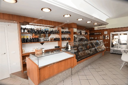 Foto Attività commerciale a Fara Gera d'Adda Centro di 140 m² con 2 locali
