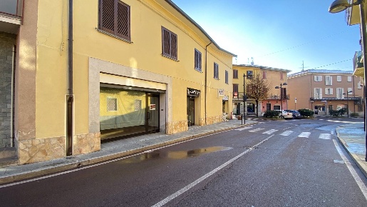 Foto Negozio in PIAZZA SAN ROCCO  86, Calusco d'Adda di 70 m² con 1 locali