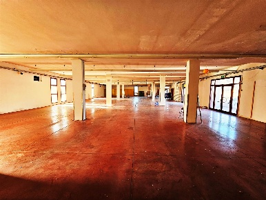 Foto Negozio a San Severino Marche Centro di 700 m² con 2 locali in affitto