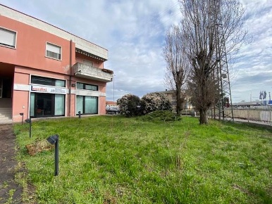 Foto Negozio in Via del lavoro Angolo Via del Commercio, Bussolengo