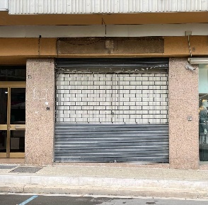 Foto Locale commerciale a Canosa di Puglia Centro di 289 m² con 2 locali