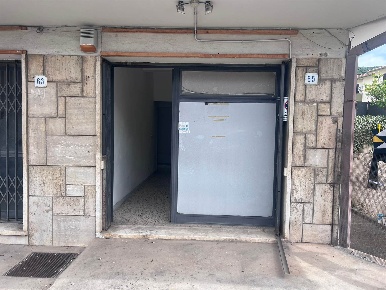 Foto Negozio a Terracina Zona Calcatore, Zona Ospedale, Periferia di 21 m²