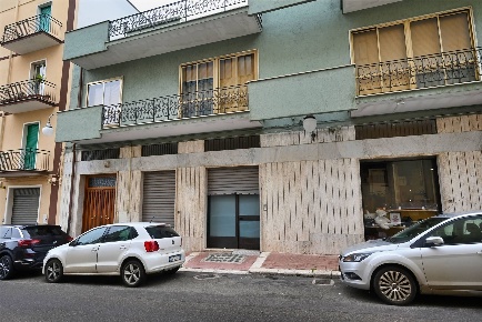 Foto Negozio in Via Bengasi 26, Putignano di 470 m² con 4 locali in affitto