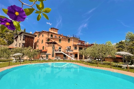 Foto Hotel a Toscolano-Maderno Toscolano Maderno di 2200 m² con 30 locali