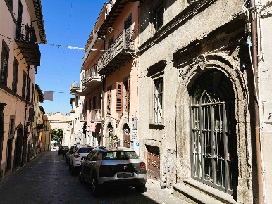 Foto Negozio in Corso Cavour, Montefiascone Centro di 260 m² con 2 locali