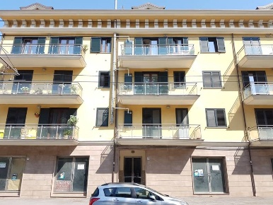 Foto Negozio in Via Francesco Tedesco, Avellino di 180 m² con 2 locali