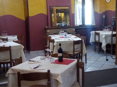 Foto Ristorante a Trana di 200 m² con 2 locali in vendita