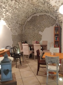 Foto Attività commerciale in via Roma, Terracina Centro Storico di 130 m²
