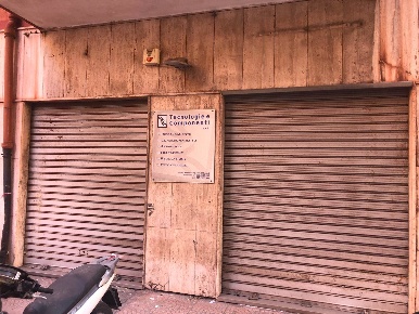 Foto Negozio in UGO FOSCOLO 83, Taranto Tamburi - Lido Azzurro di 110 m²