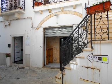 Foto Negozio in Via Spirito Santo  150, Noci Centro di 52 m² con 1 locali