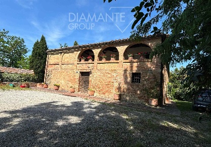 Foto Cessione attività a Buonconvento Centro di 911 m² con 6 locali