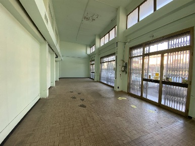 Foto Locale commerciale a Pistoia Pistoia Ovest di 155 m² con 2 locali