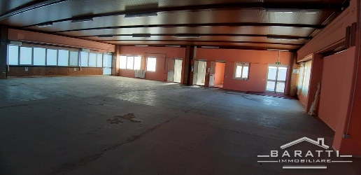 Foto Attività commerciale a Poggio Rusco Centro di 900 m² con 5 locali