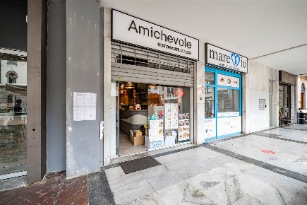 Foto Negozio in Piazza XX Settmbre 36, Lecco Lungolago di 109 m² in vendita