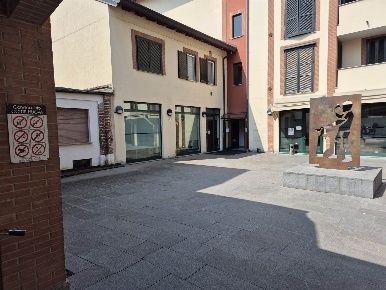 Foto Negozio in Via I° maggio 15/H, Ceriano Laghetto Centro di 70 m²