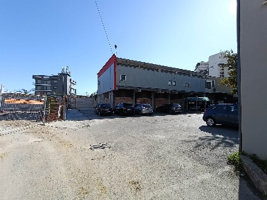 Foto Attività commerciale a Salerno Mercatello - Mariconda di 250 m²
