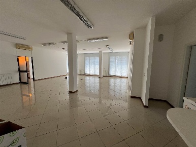 Foto Ufficio a Pisa Ospedaletto di 335 m² con 10 locali in affitto