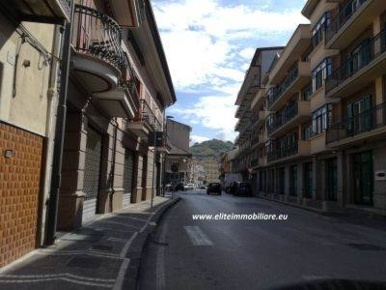 Foto Negozio in via manfredi, Atripalda di 150 m² con 1 locali in affitto
