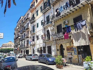 Foto Negozio in Nicolo' Cervello 26, Palermo Kalsa di 65 m² con 3 locali
