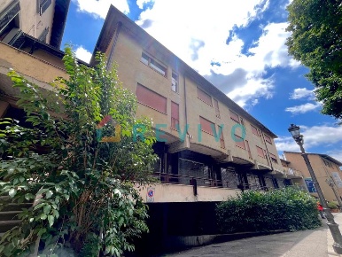 Foto Attività commerciale a Prato Centro Storico - San Francesco di 1235 m²