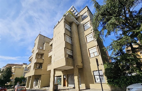 Foto Negozio in Via Rosselli 6a, Foligno Viale Roma di 100 m² con 3 locali