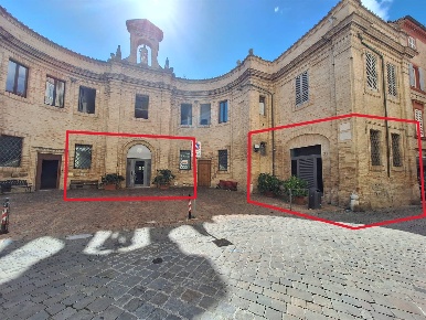 Foto Ufficio in Via Garibaldi 46, Macerata Centro di 380 m² con 8 locali