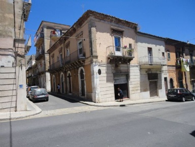Foto Locale commerciale a Ragusa Centro di 108 m² con 6 locali in vendita