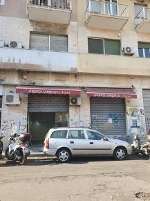 Foto Attività commerciale in piazza carlo alberto 83 84, Catania di 130 m²