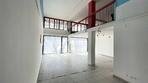 Foto Negozio a Padova Portello - Ospedali di 300 m² con 3 locali in vendita
