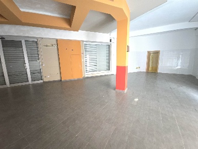 Foto Negozio in Via Arnaldo da Brescia, Altamura di 250 m² con 3 locali