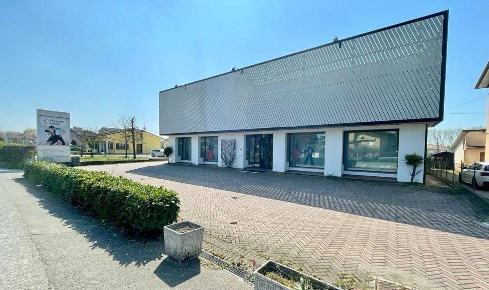 Foto Locale commerciale a Roncoferraro Governolo di 680 m² con 6 locali
